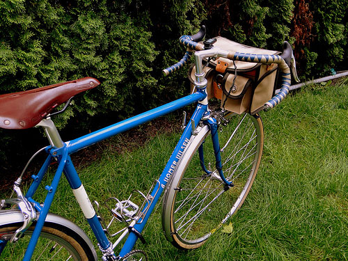 Rivendell A. Homer Hilsen - rear angle view with Acorn bag