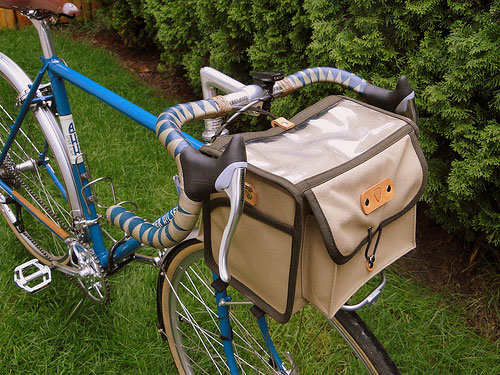 Rivendell A. Homer Hilsen - front view with Acorn bag