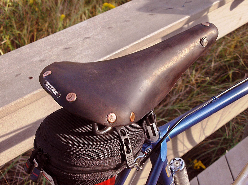 Motobecane Grand Touring - saddle detail