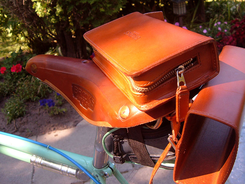 Bianchi Vittoria - Brooks saddle and bag detail