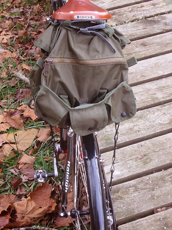 Raleigh Cross - rear bag detail