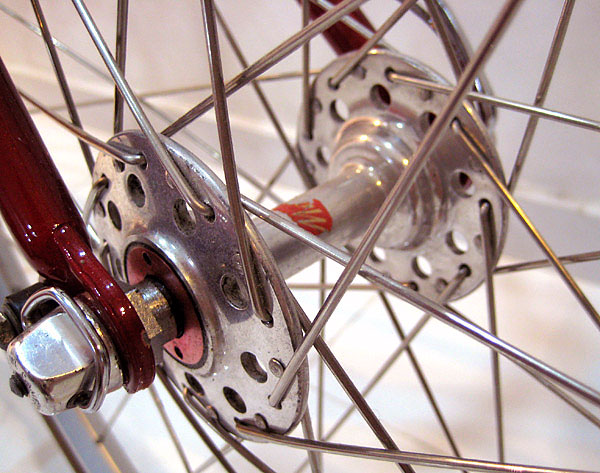 Cilo Mixte - front hub detail