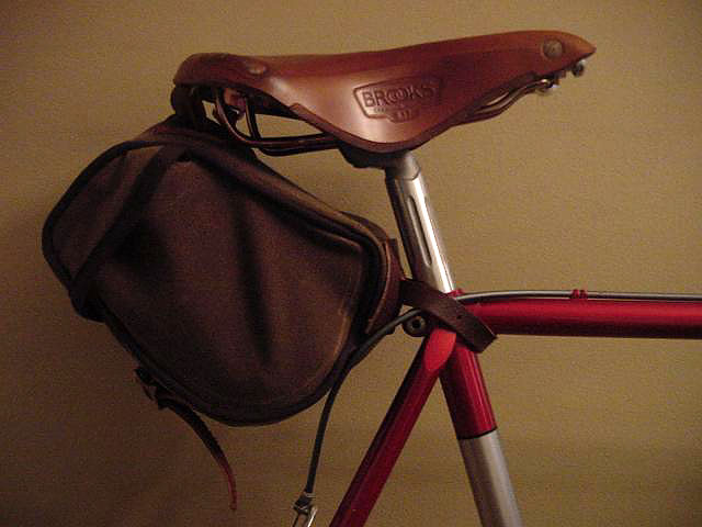 Bridgestone 400 - saddle detail