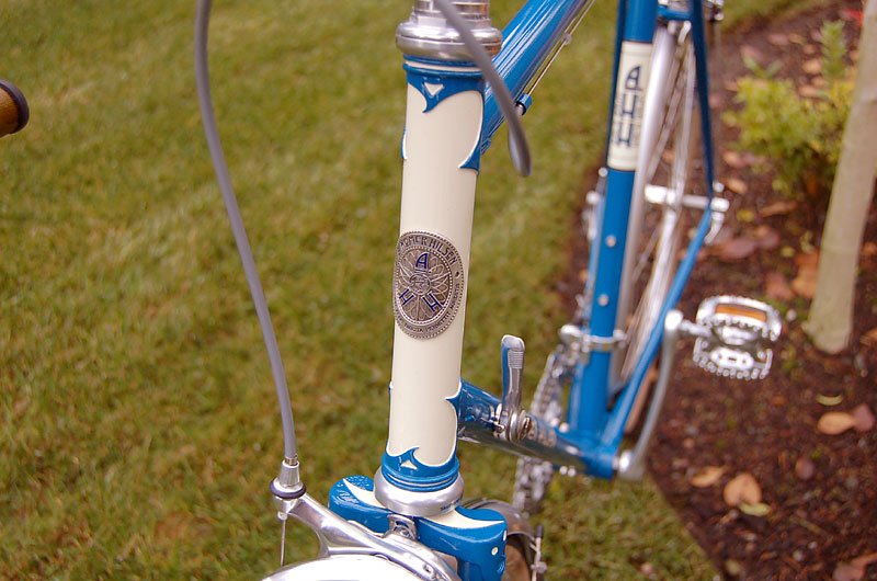 Rivendell A. Homer Hilsen - headbadge detail