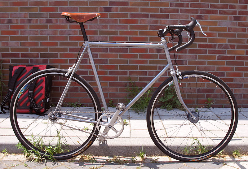 Batavus singlespeed road - brick background